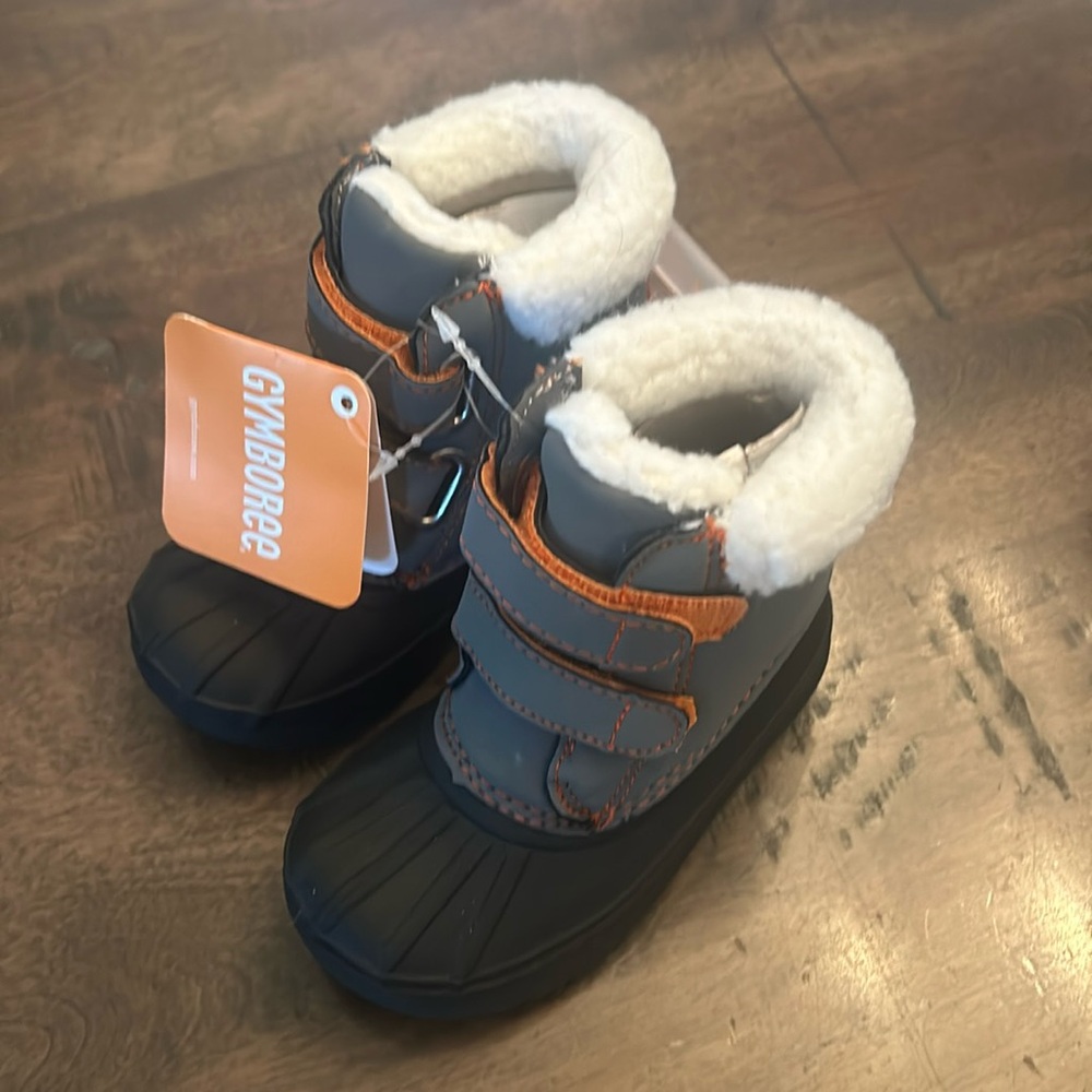Brand NEW snow boots baby size 5